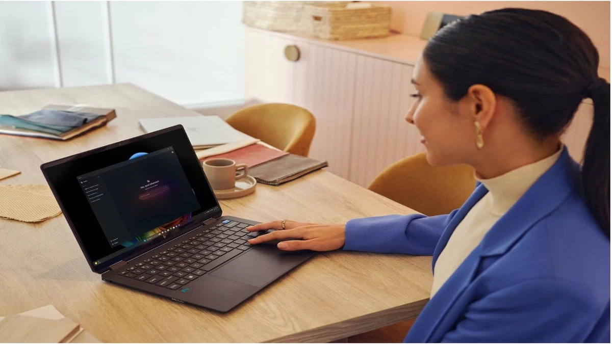 women working in hp omnibook